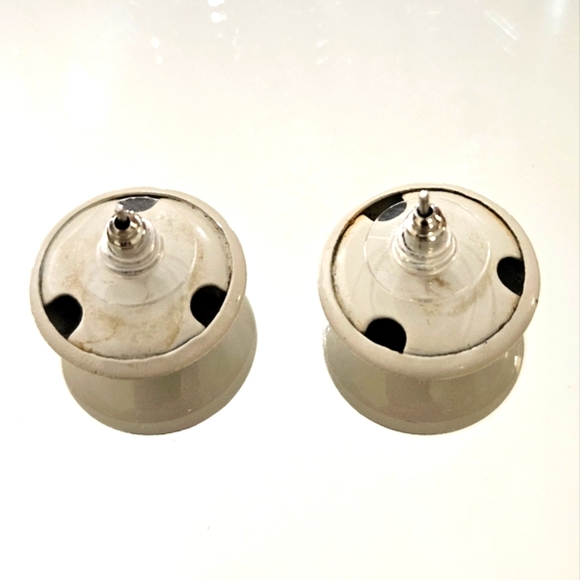 Retro White Classic Circle Earrings - Picture 3 of 3